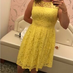 Roz & Ali yellow lace dress. Size 6. NWT